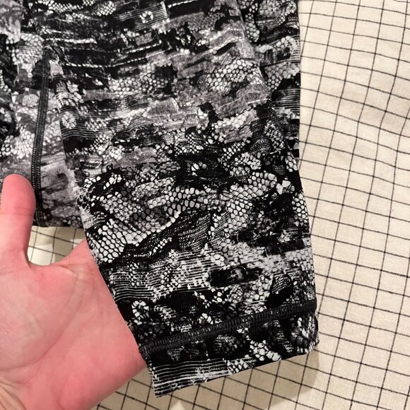 SOLD: lululemon Wunder Under High-Rise 7/8 Tight • Size 6 • Luxtreme - Picture 5 of 9